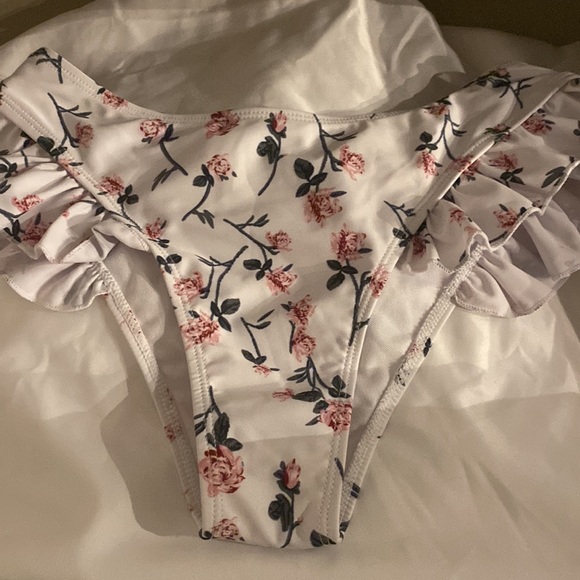 Another bathing suits this time for teens and adults too! It’s pretty small🫶🏽 - Picture 3 of 4